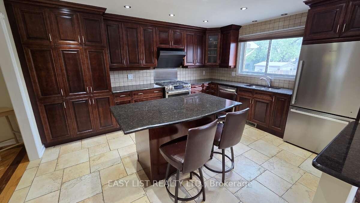 35 Ivylea Street, South of Baseline to Knoxdale — photo 2 of 5