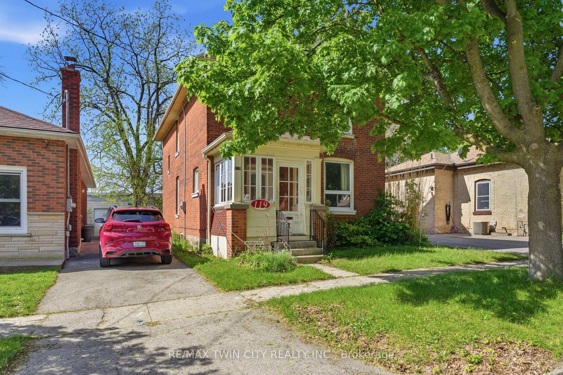 119 East Avenue E, Brantford — photo 2 of 5