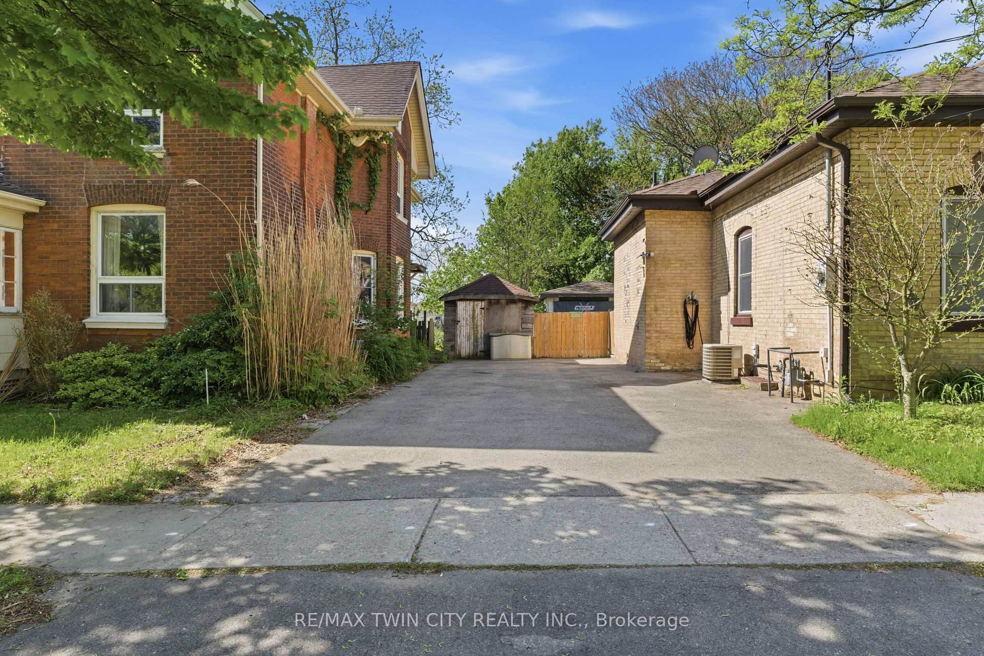 119 East Avenue E, Brantford — photo 3 of 5