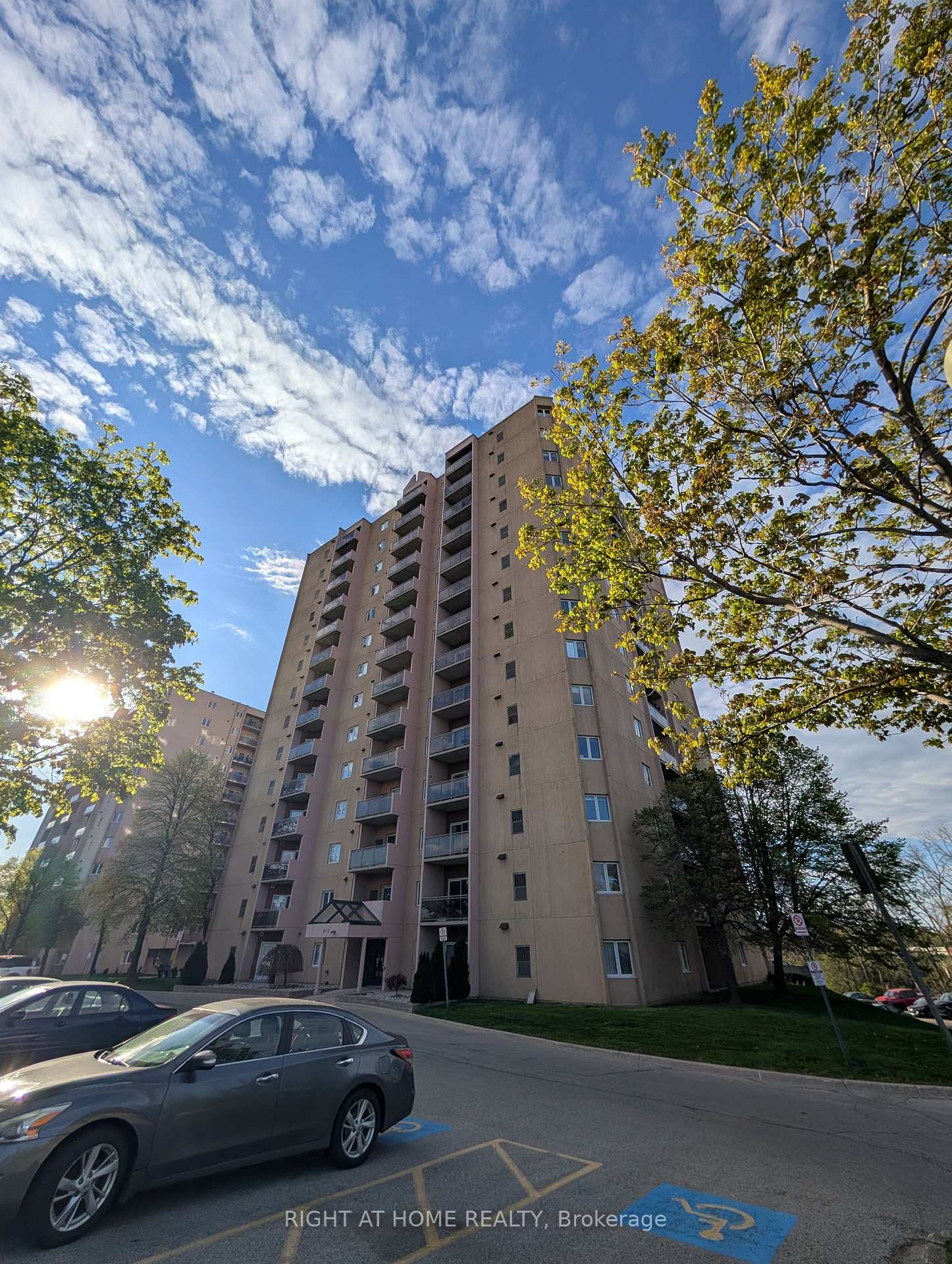 860 Commissioners Road E 408, London South, ON N6C 5Y8 — London South, Ontario