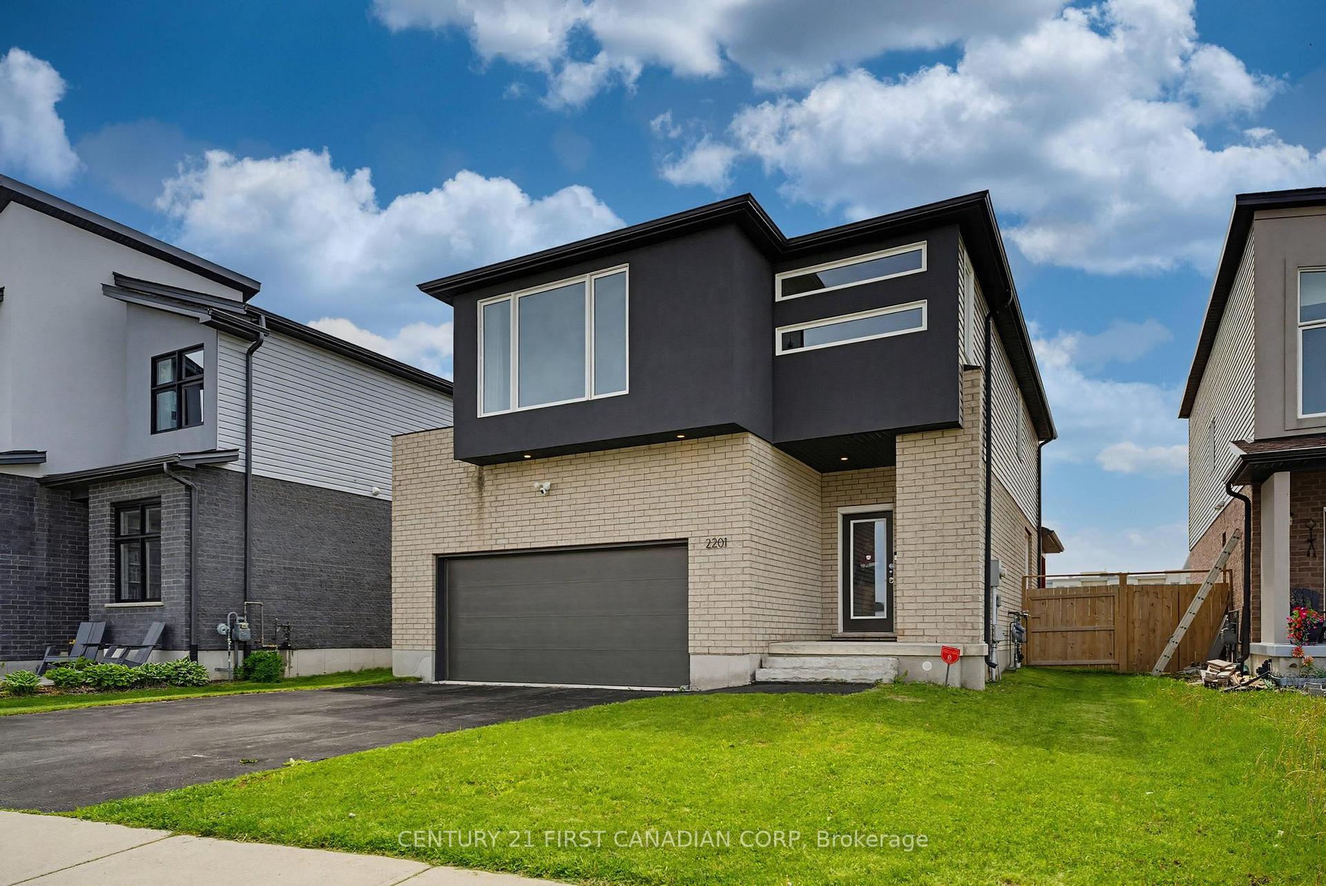 2201 WATEROAK Drive, London North — photo 2 of 5