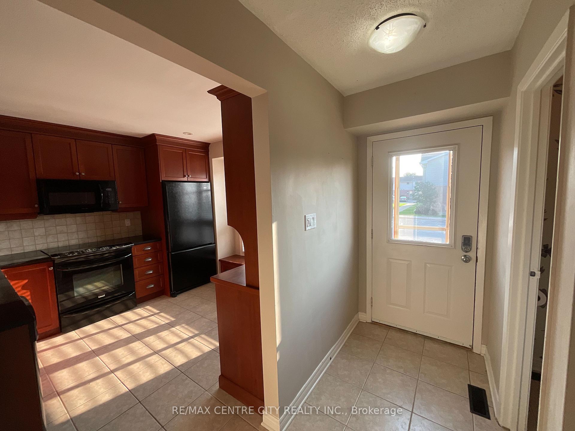 89 Highview Avenue 39, London South — photo 2 of 5