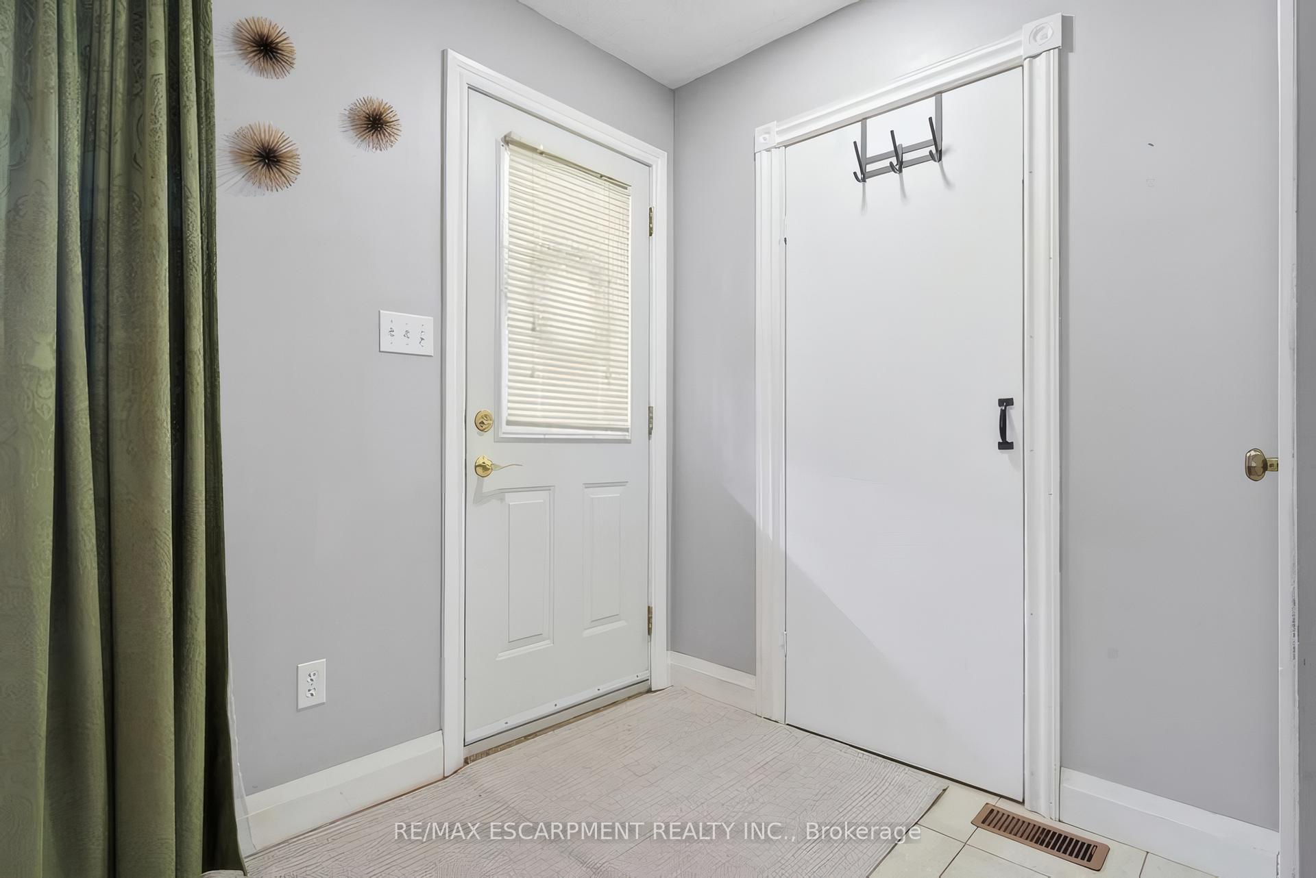 653 Albert Street K, Waterloo — photo 3 of 5