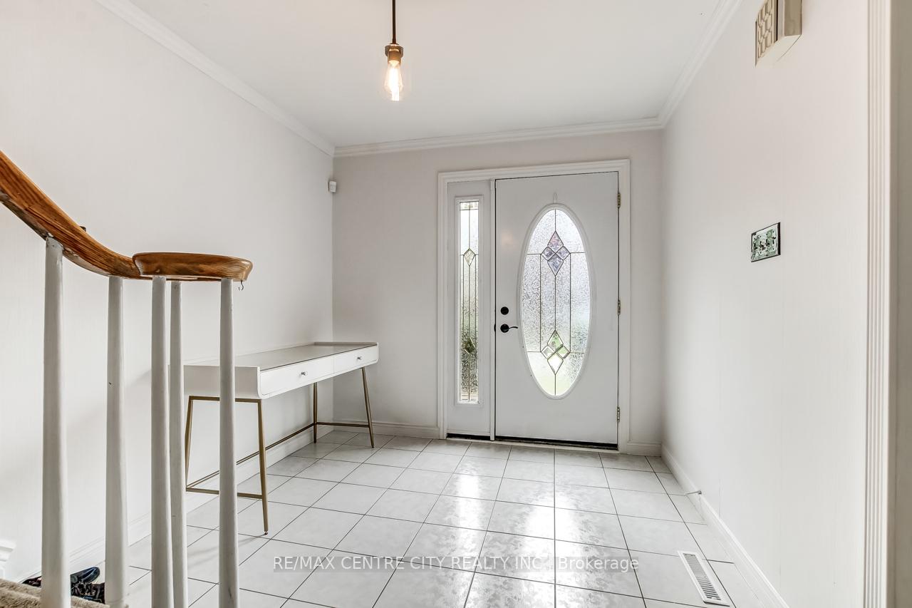 10 Runnymede Crescent, London North — photo 4 of 5