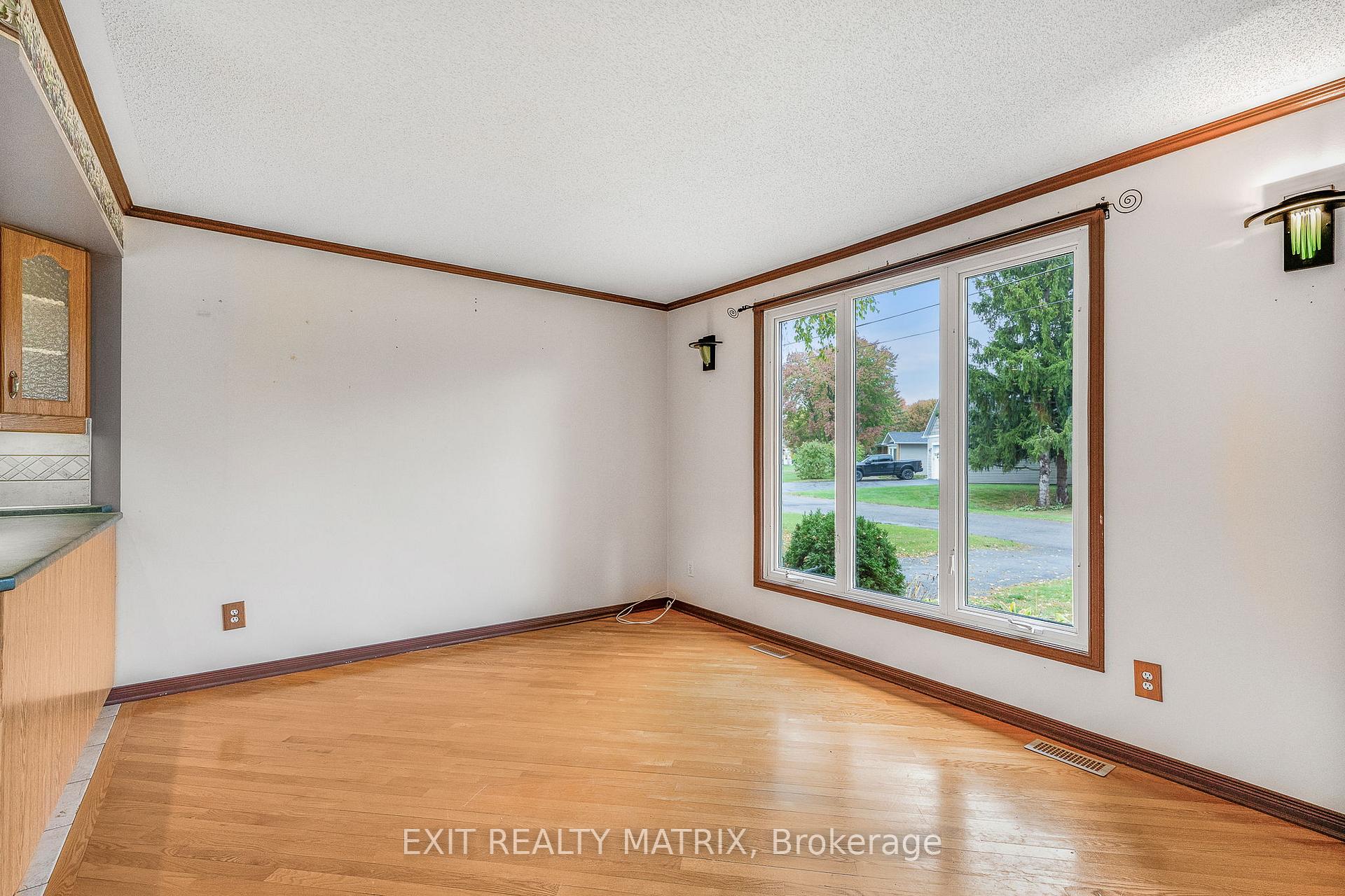 29 Louise Crescent, Russell — photo 3 of 5
