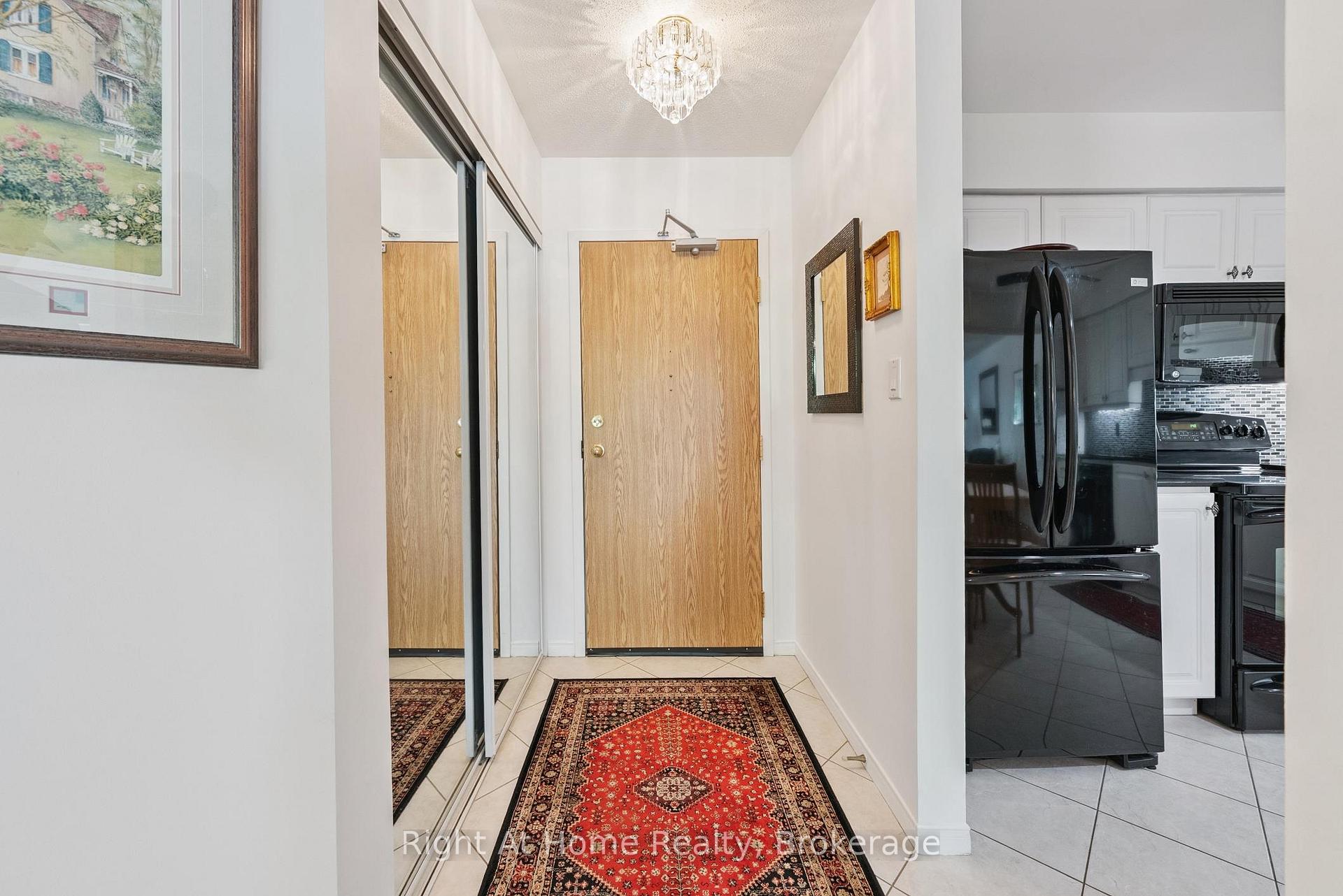 1099 Clonsilla Avenue 122B, Peterborough — photo 4 of 5
