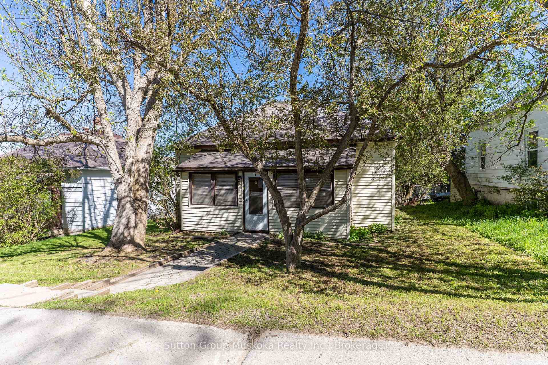 18 Susan Street W, Huntsville, ON P1H 1X4 — Huntsville, Ontario