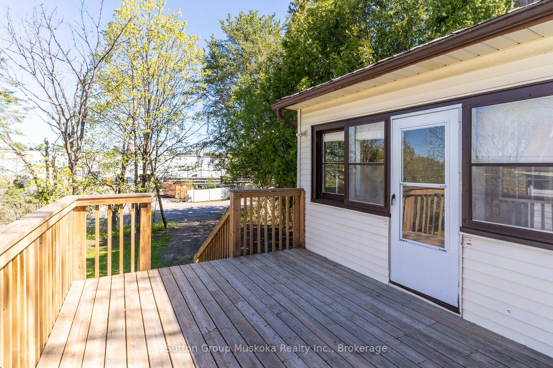 18 Susan Street W, Huntsville — photo 3 of 5