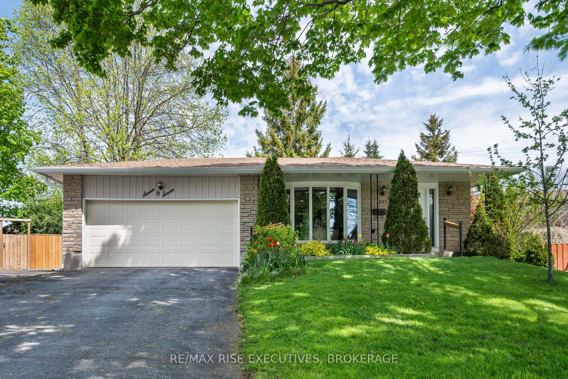 707 Laidlaw Crescent, Kingston, ON K7M 5M3 — Kingston, Ontario
