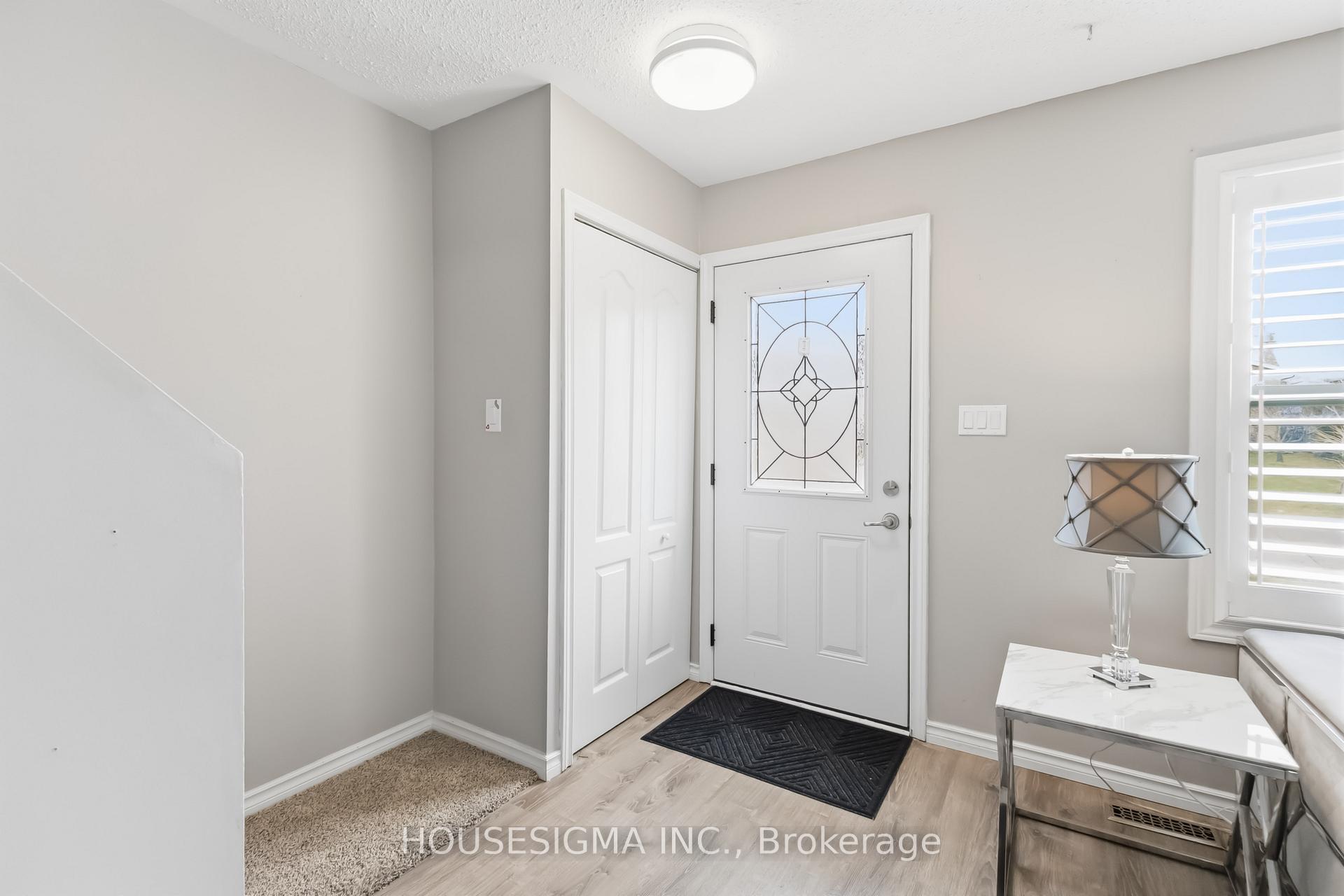 861 DEARNESS Drive, London South — photo 3 of 5