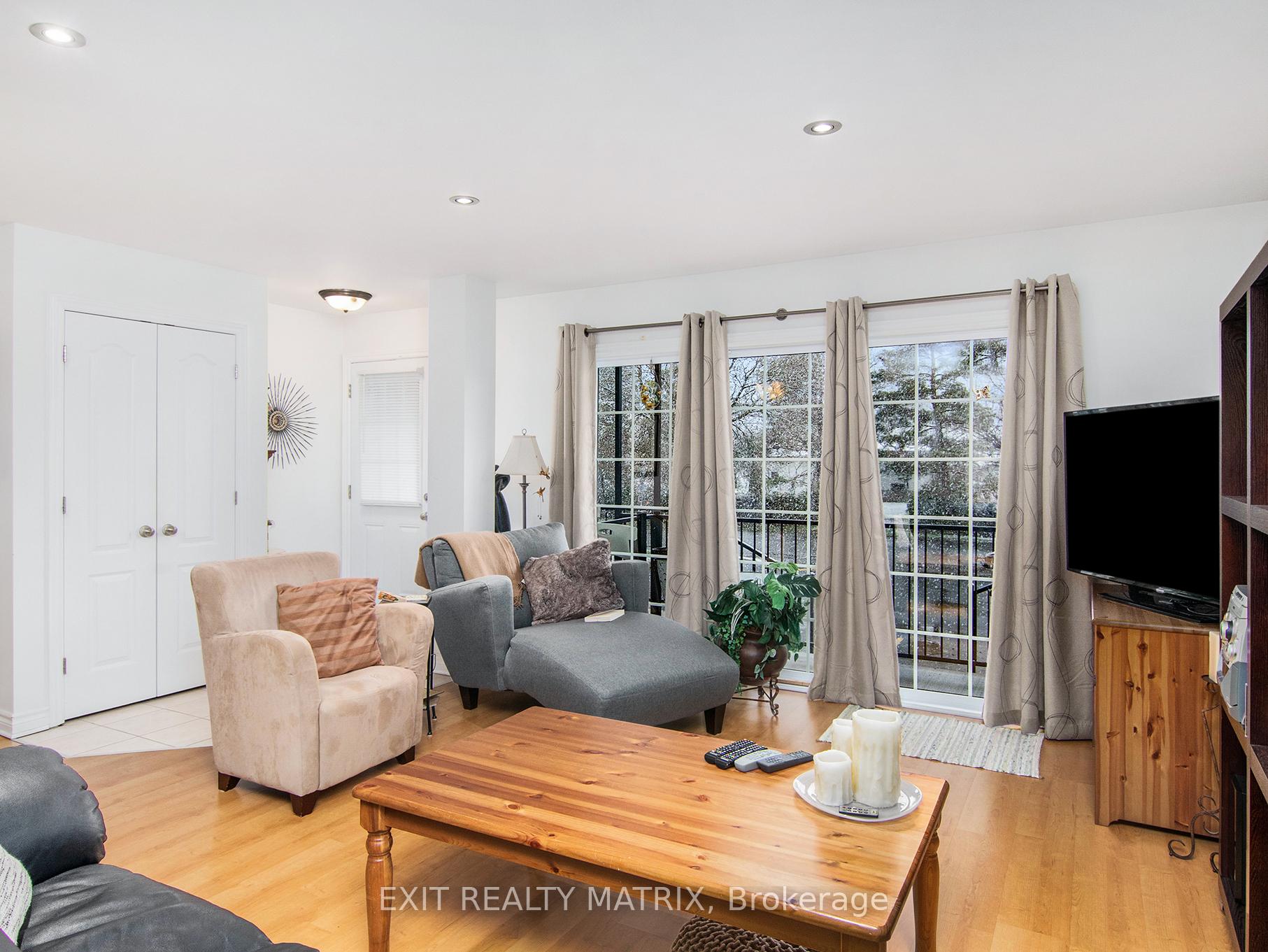 92 LAPOINTE Street 8, Russell — photo 3 of 5