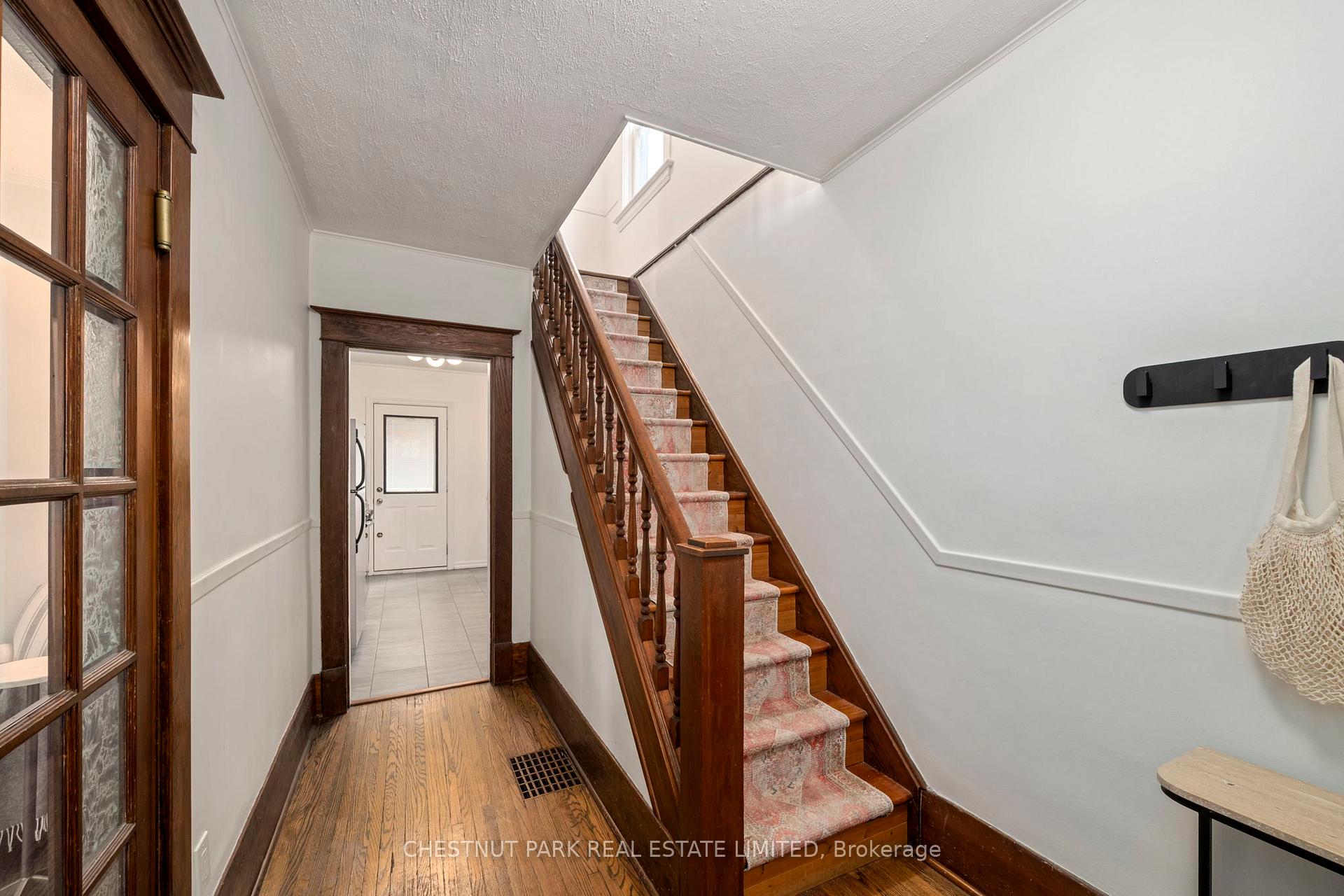 94 Briscoe Street E, London South — photo 4 of 5