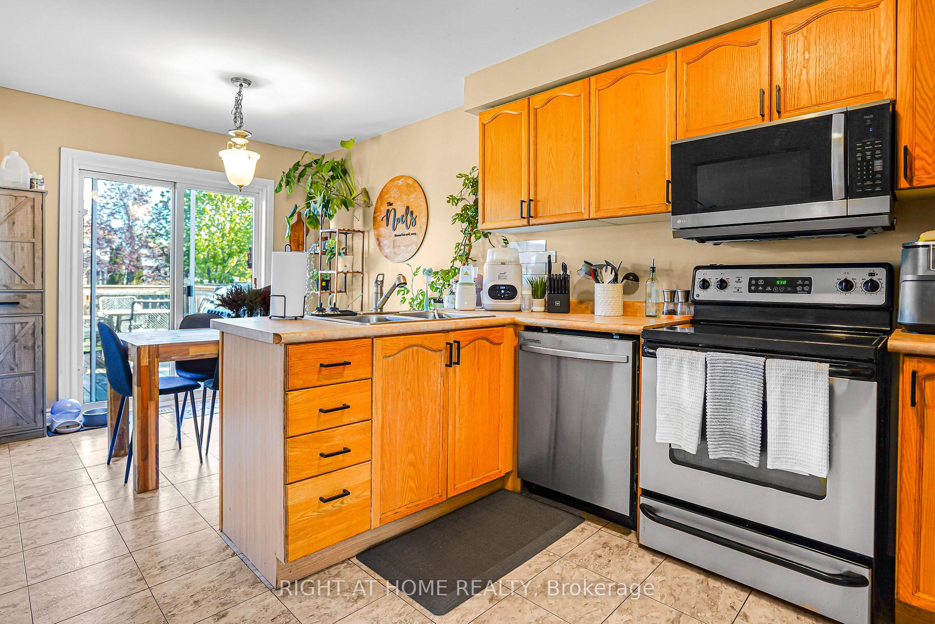 224 Hilltop Drive, North Dumfries — photo 3 of 5