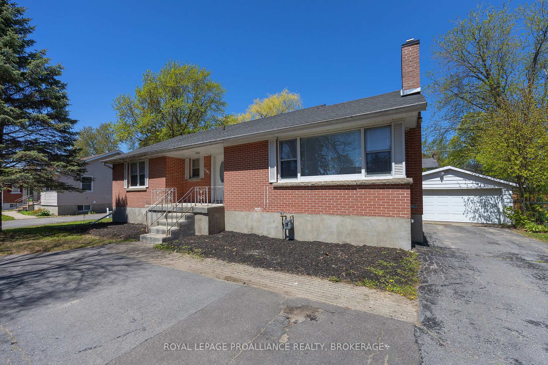 1101 Johnson Street, Kingston — photo 2 of 5
