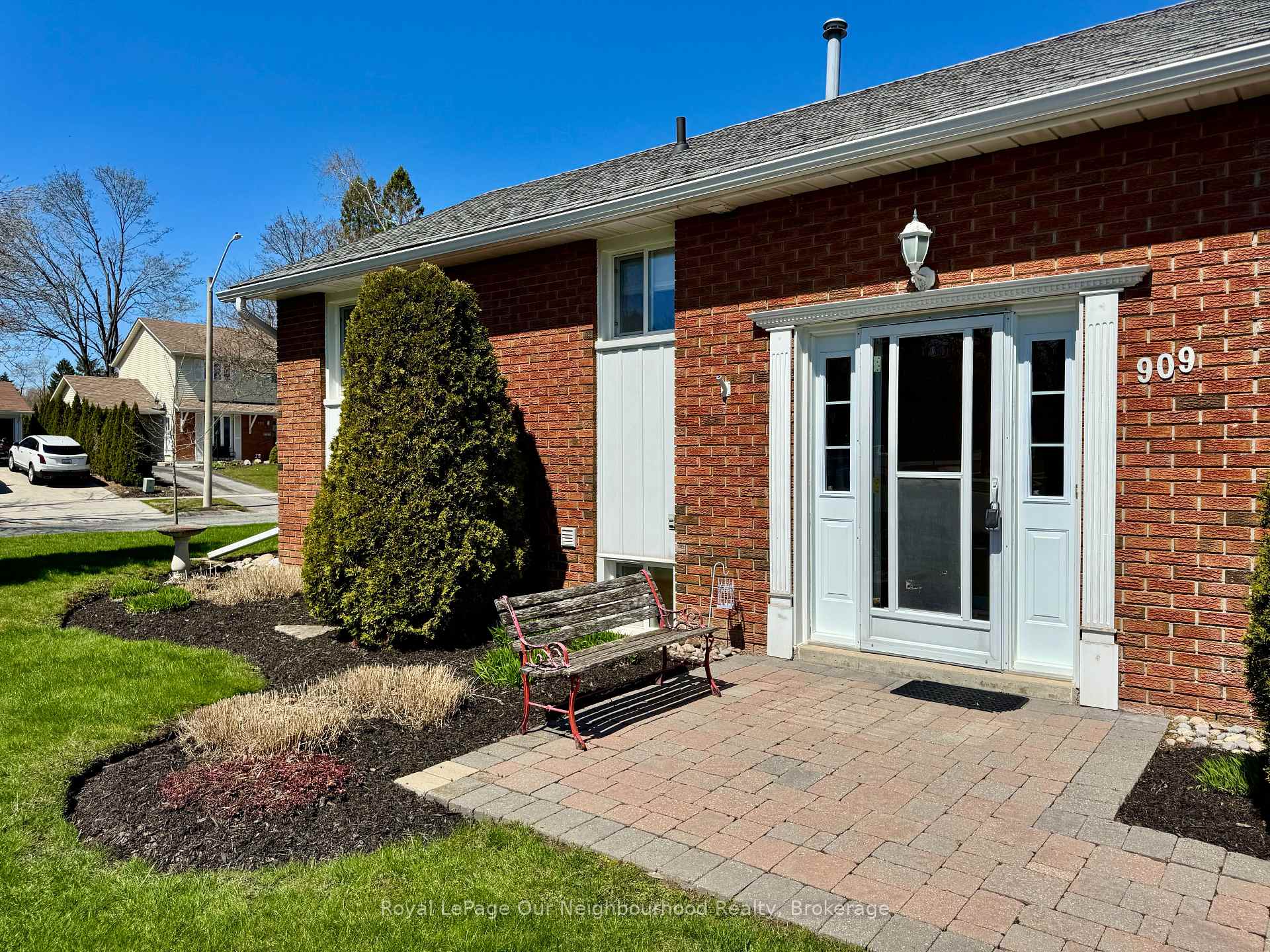 909 Whitefield Drive, Peterborough — photo 3 of 5