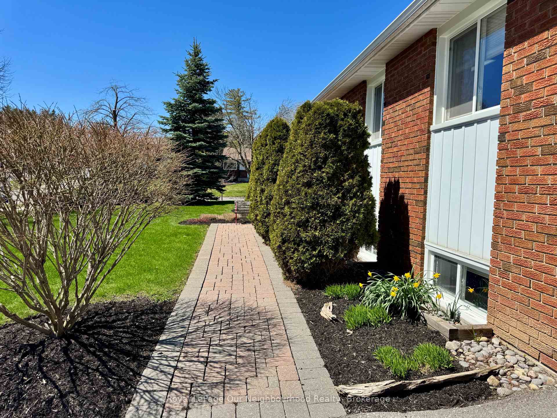 909 Whitefield Drive, Peterborough — photo 4 of 5