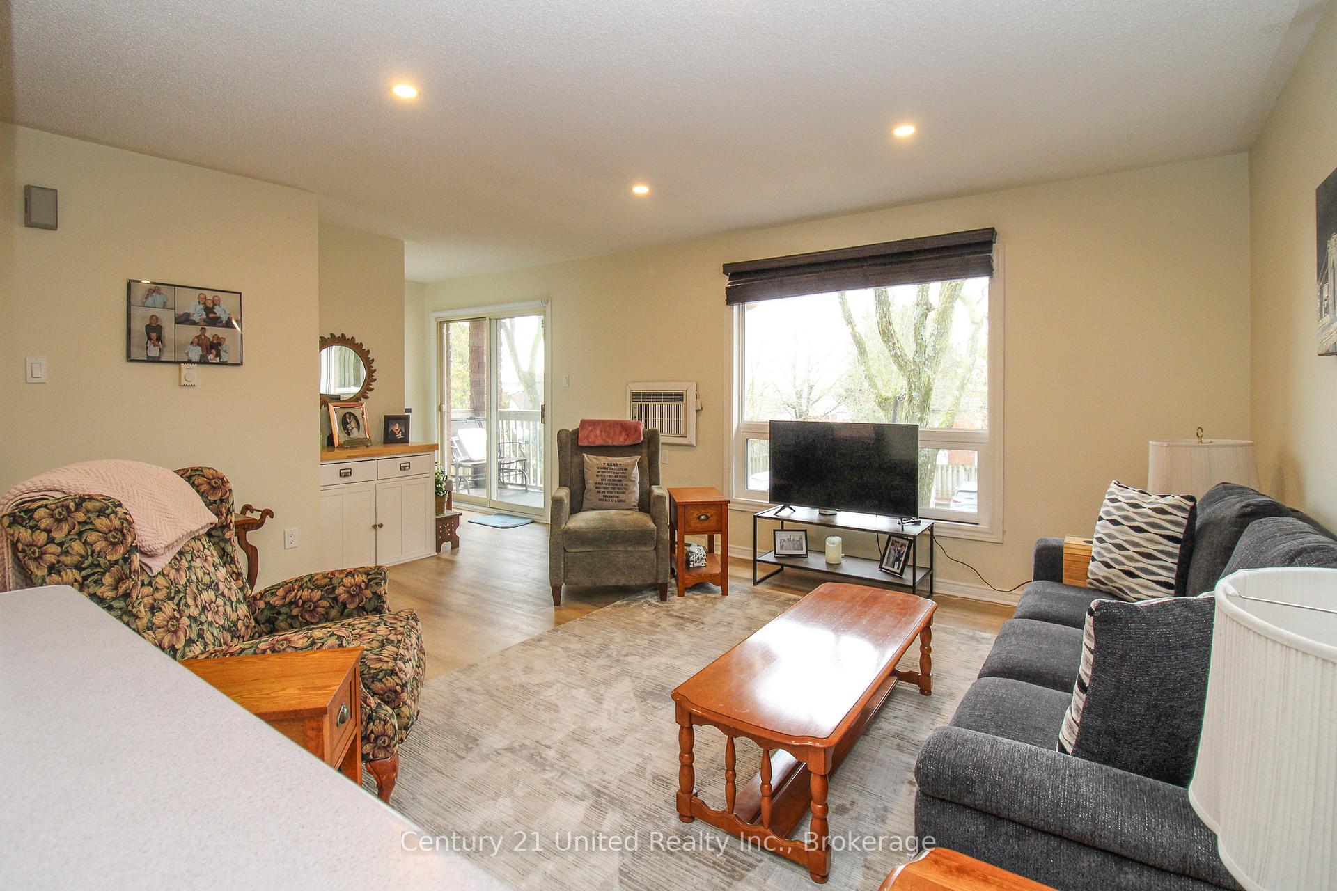 1110 Clonsilla Avenue 204, Peterborough — photo 3 of 5