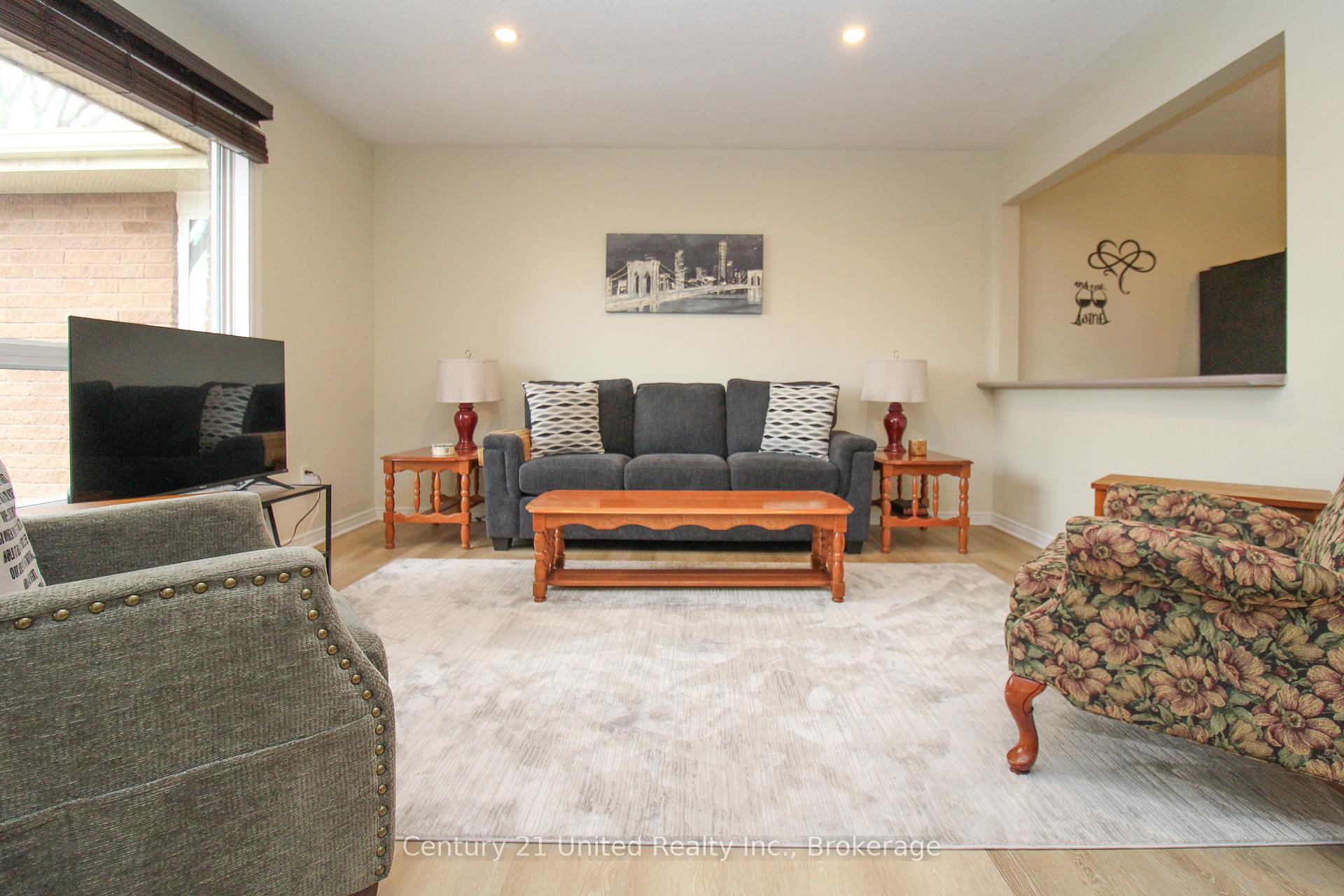 1110 Clonsilla Avenue 204, Peterborough — photo 4 of 5