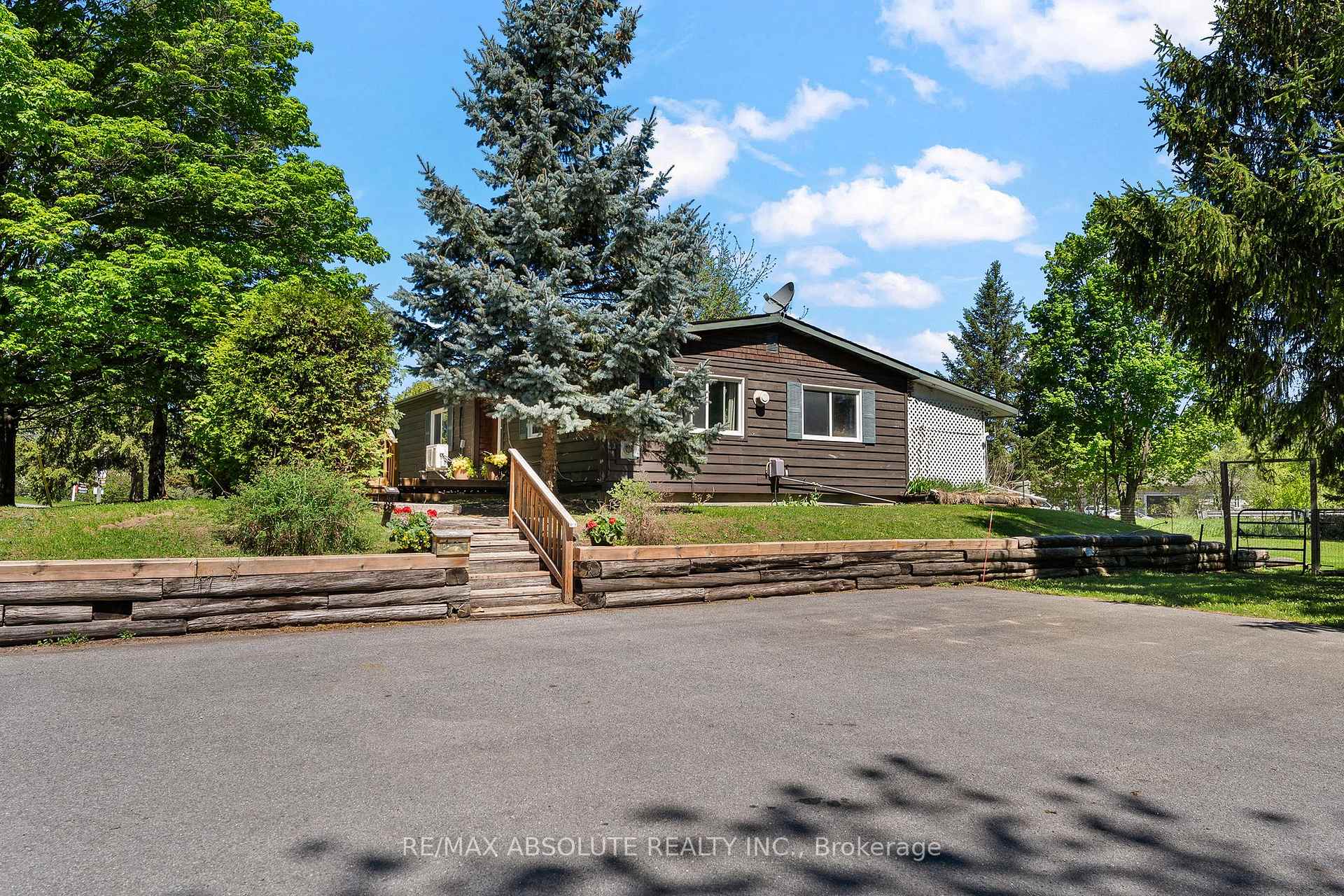 235 Poole Street, McNab/Braeside — photo 2 of 5
