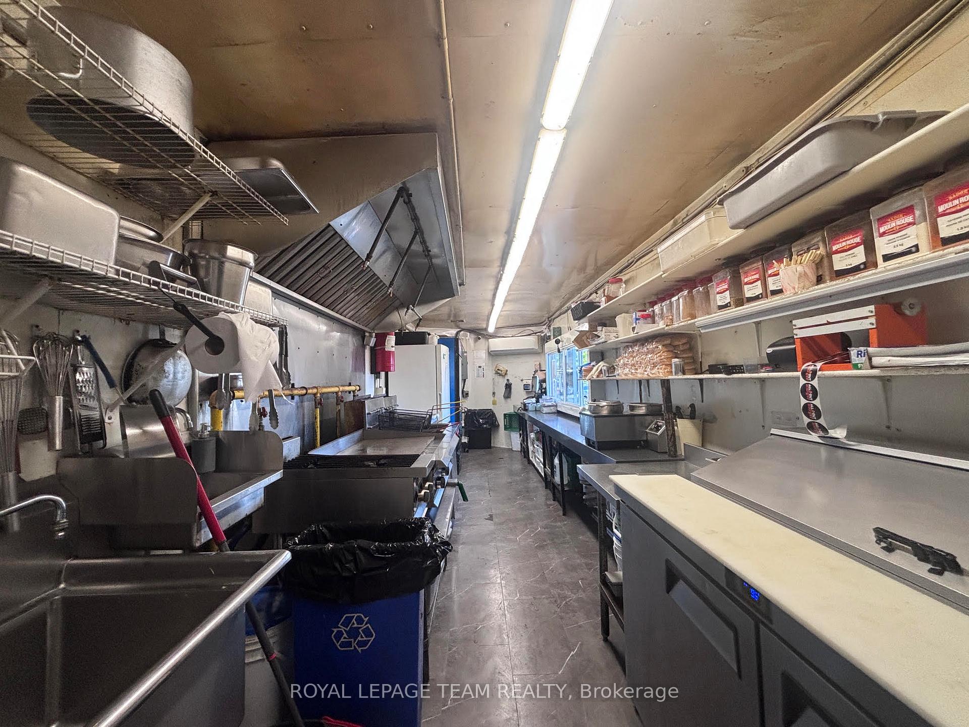 2560 Bank Street, Hunt Club - South Keys and Area — photo 5 of 5