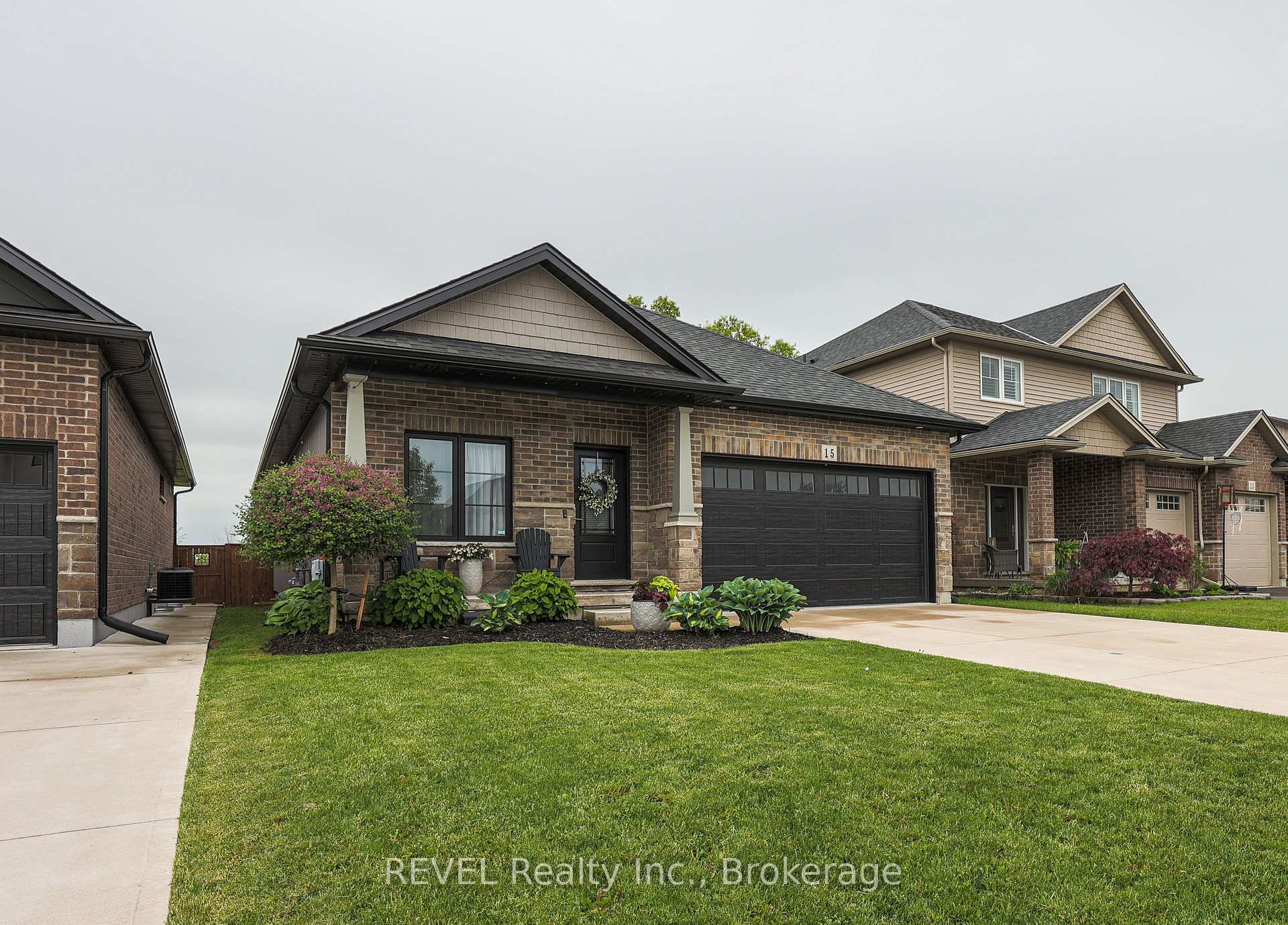 15 Willowbrook Drive, Welland — photo 2 of 5