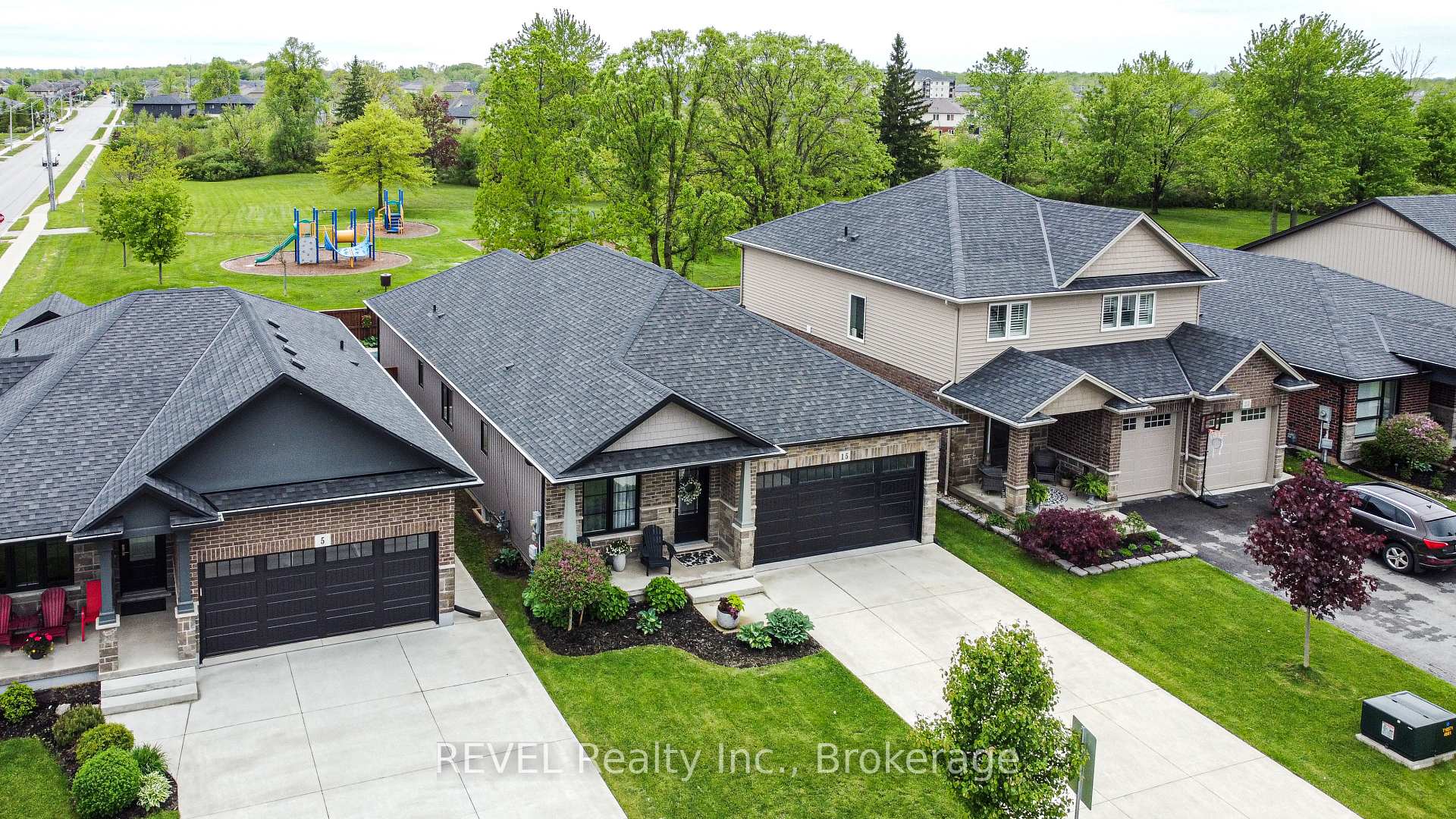 15 Willowbrook Drive, Welland — photo 3 of 5