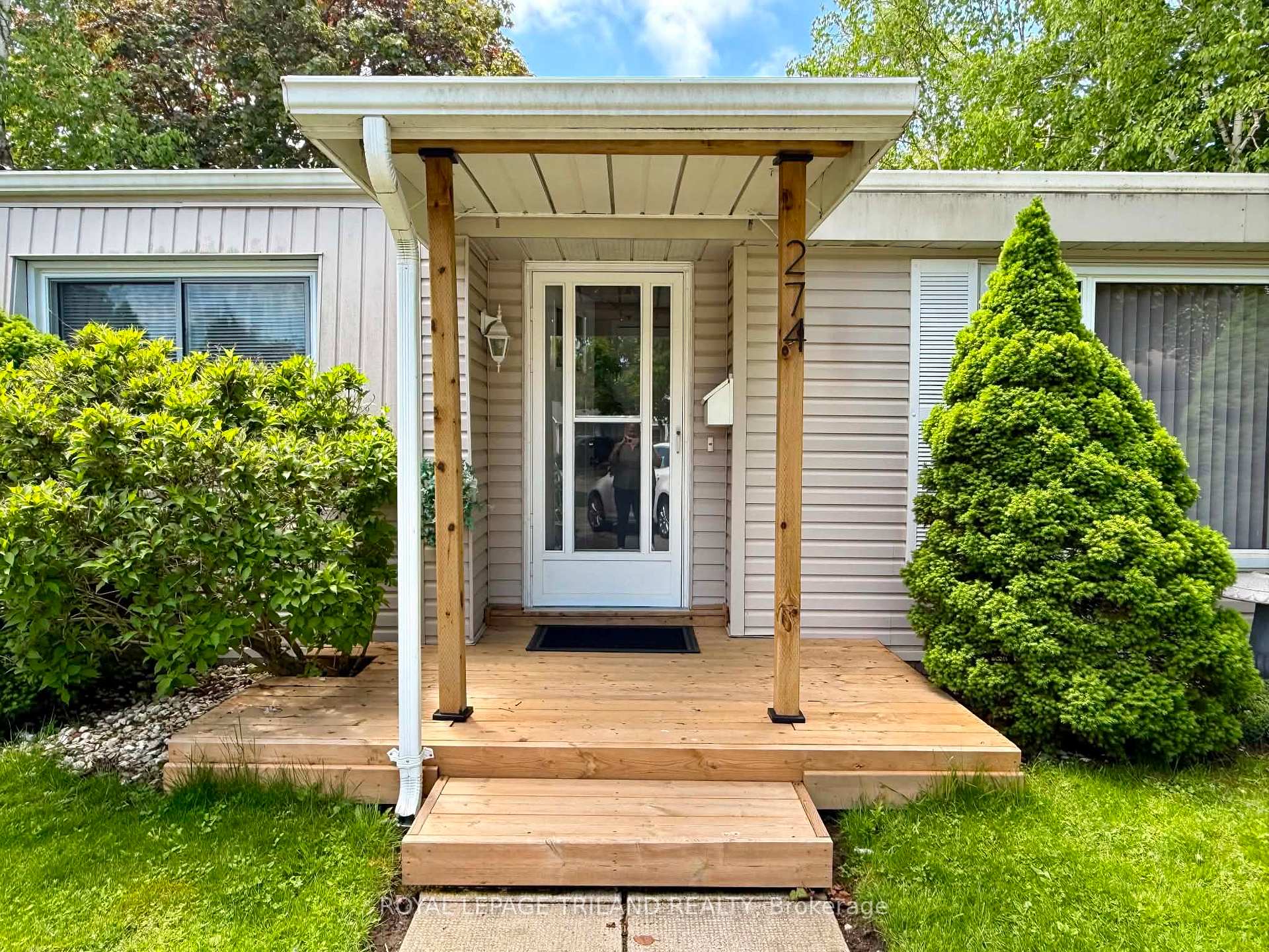 274 Monterey Park, South Huron — photo 2 of 5