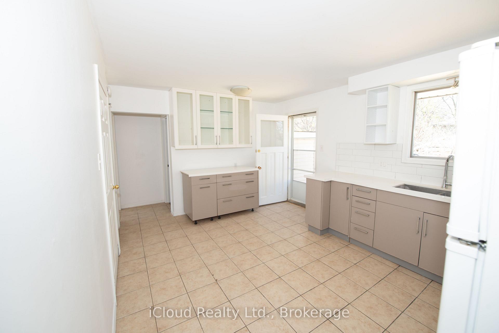 536 Glen Forrest Boulevard, Waterloo — photo 3 of 5
