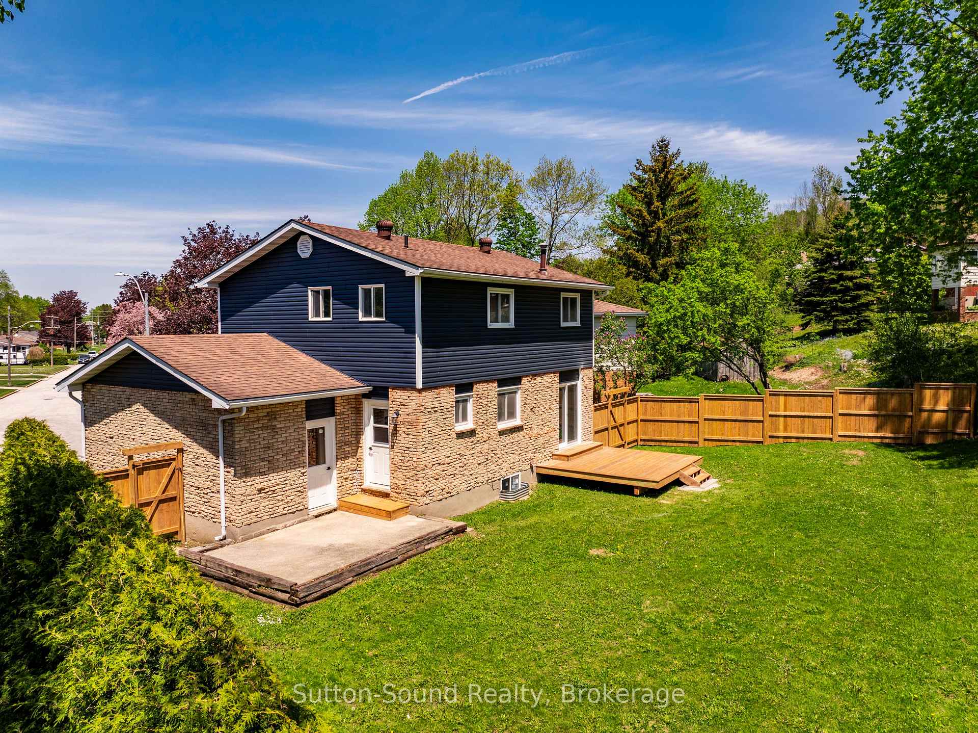 275 8th Avenue E, Owen Sound — photo 3 of 5