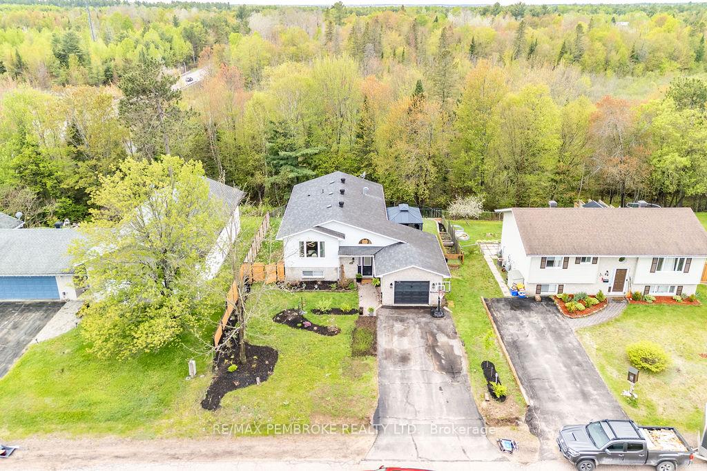 66 Woodland Crescent, Petawawa, ON K8H 3M1 — Petawawa, Ontario