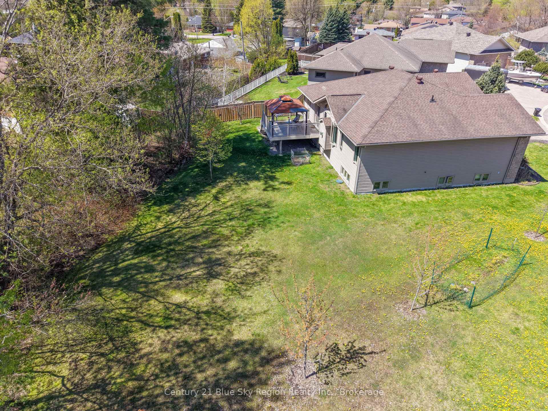 10 Linden Lane, North Bay — photo 3 of 5