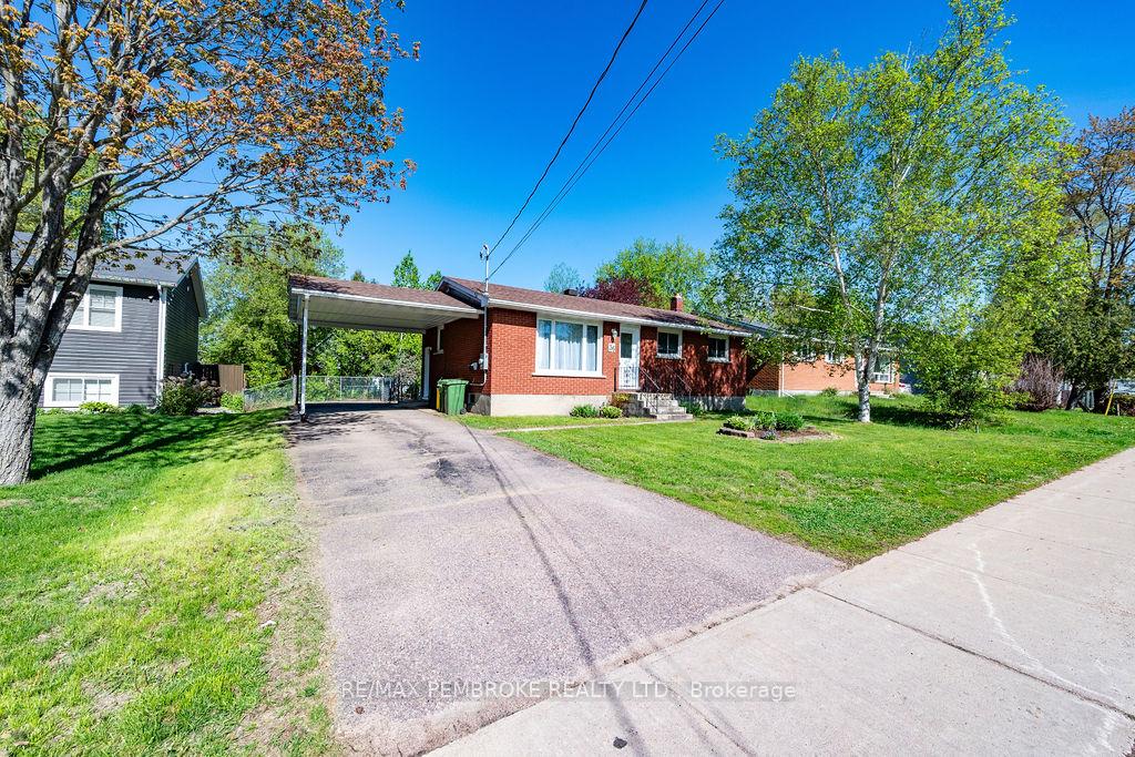 36 Selkirk Street, Petawawa — photo 2 of 5
