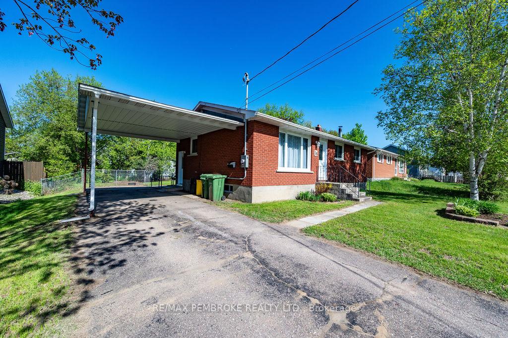 36 Selkirk Street, Petawawa — photo 3 of 5