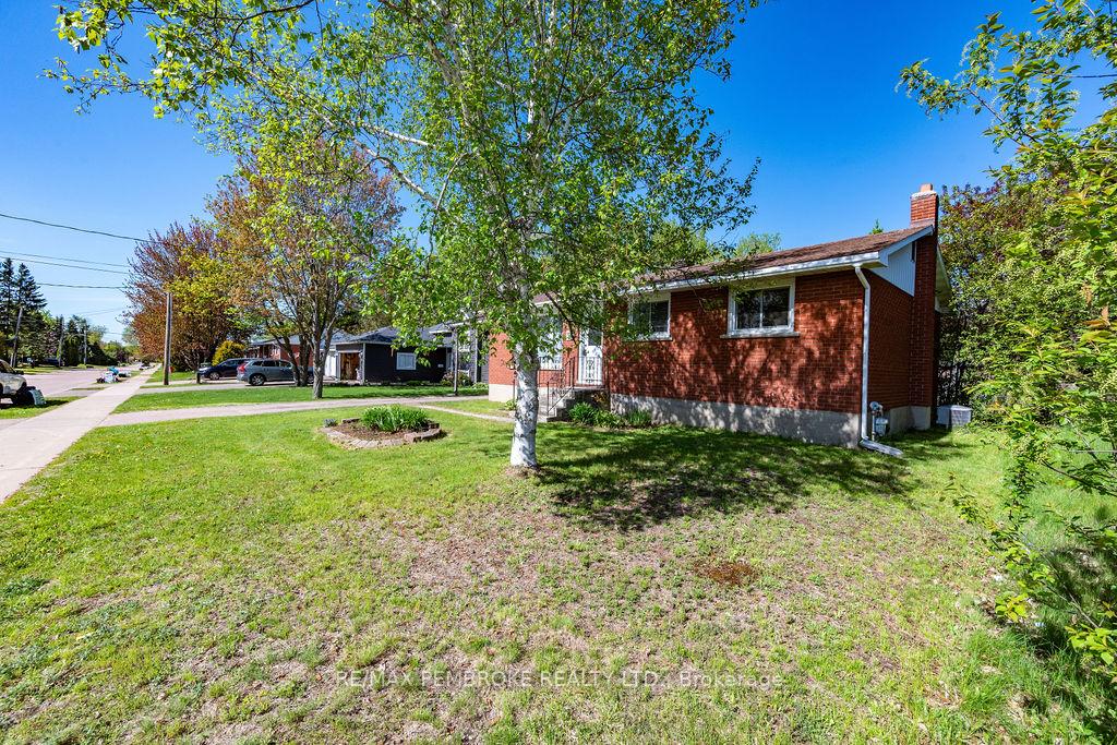 36 Selkirk Street, Petawawa — photo 4 of 5