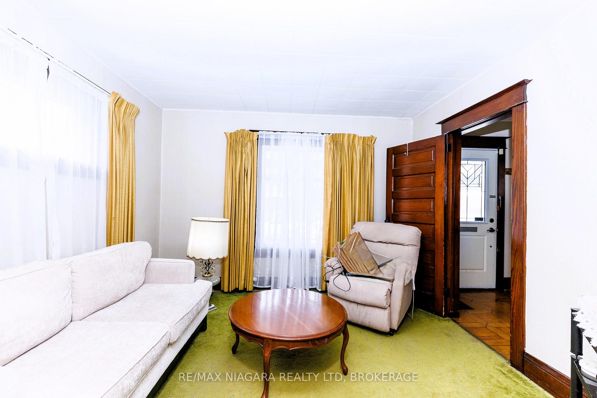 208 Hellems Avenue, Welland — photo 4 of 5
