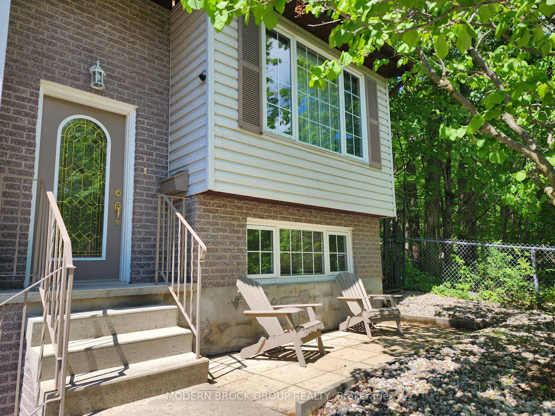 382 PEARL Street W, Brockville — photo 2 of 5