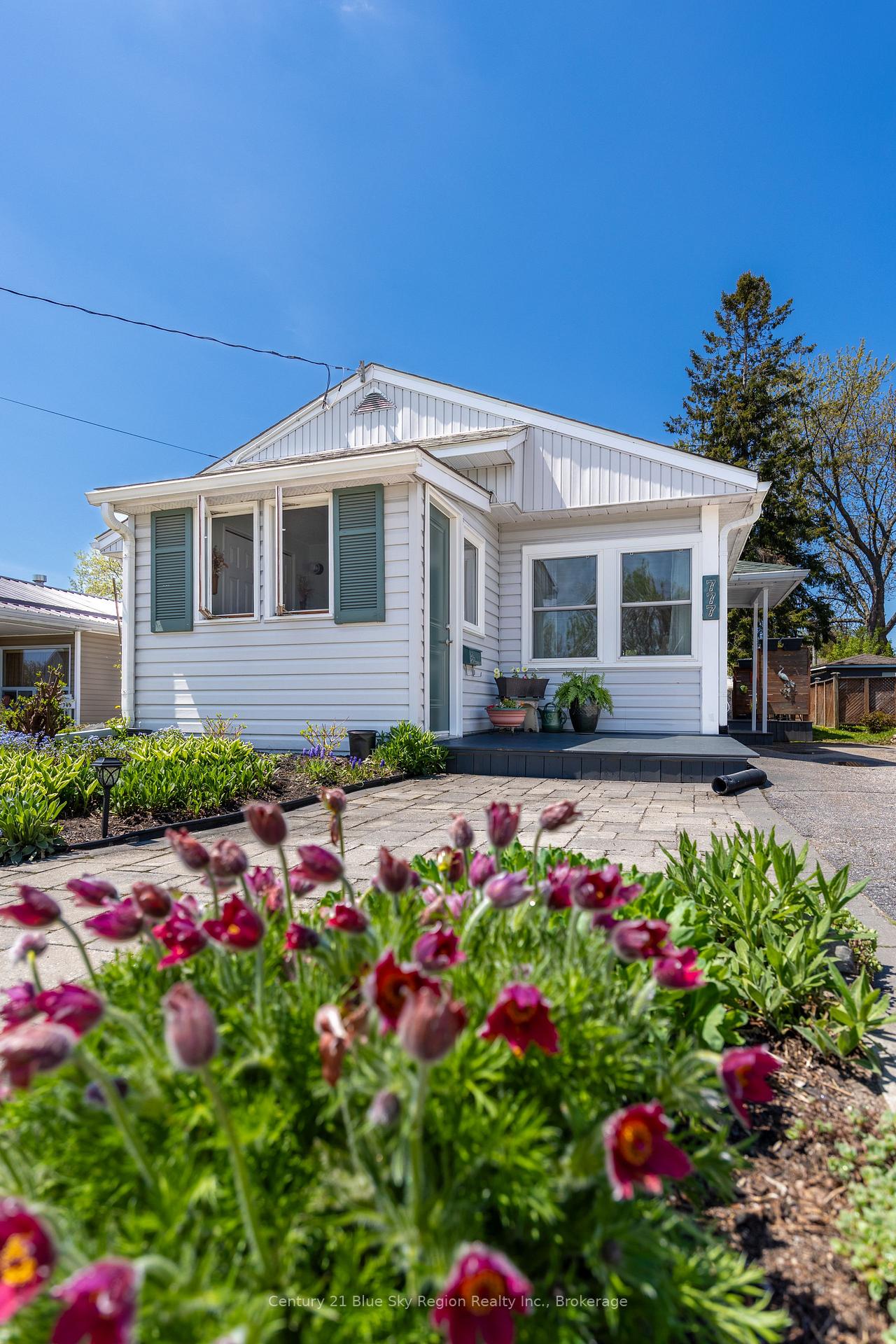 777 Douglas Street, North Bay — photo 2 of 5