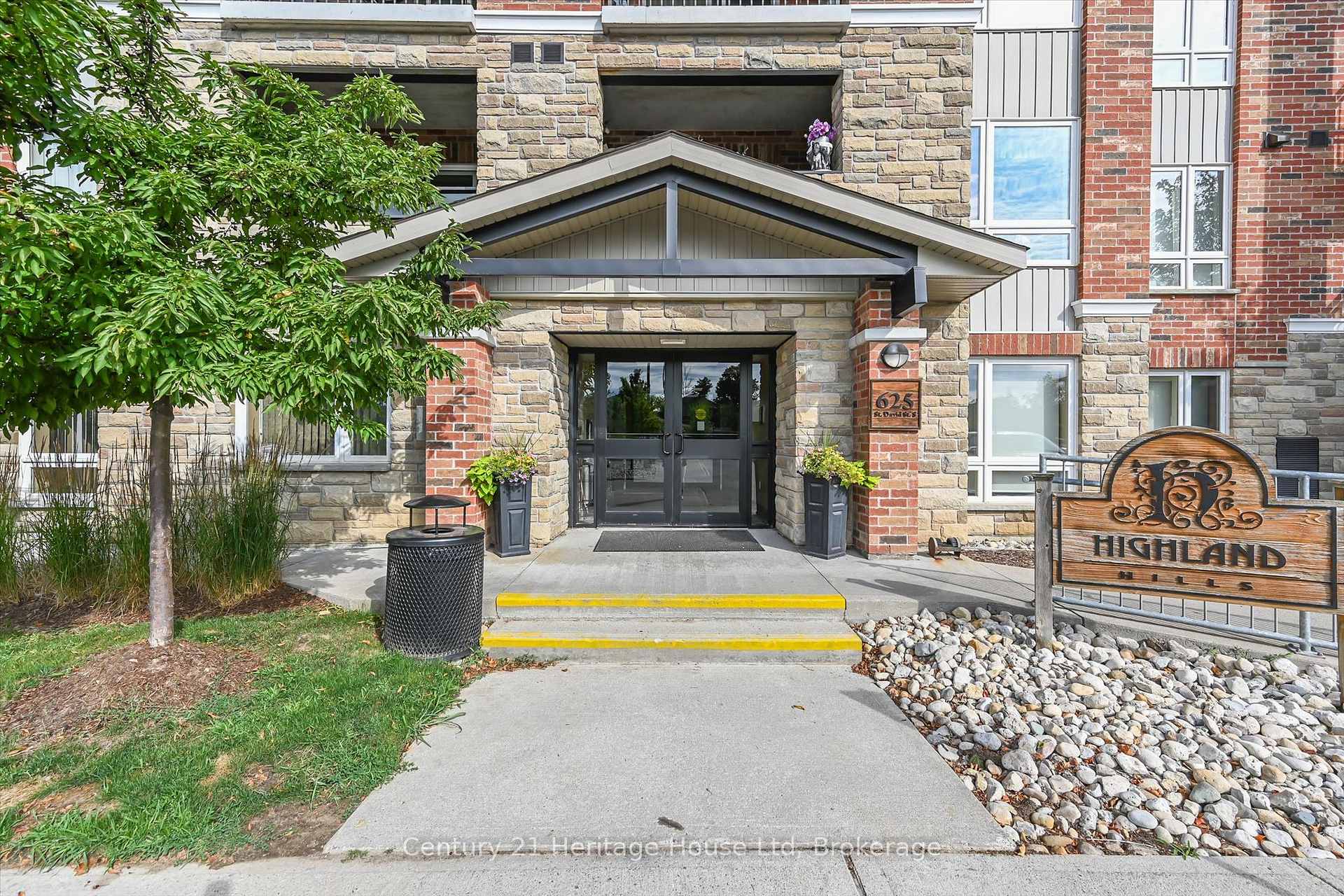 625 St David Street S 407, Centre Wellington — photo 3 of 5