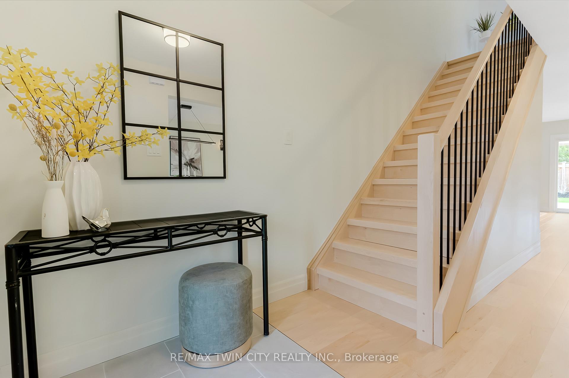 42 Handorf Drive, Cambridge — photo 3 of 5