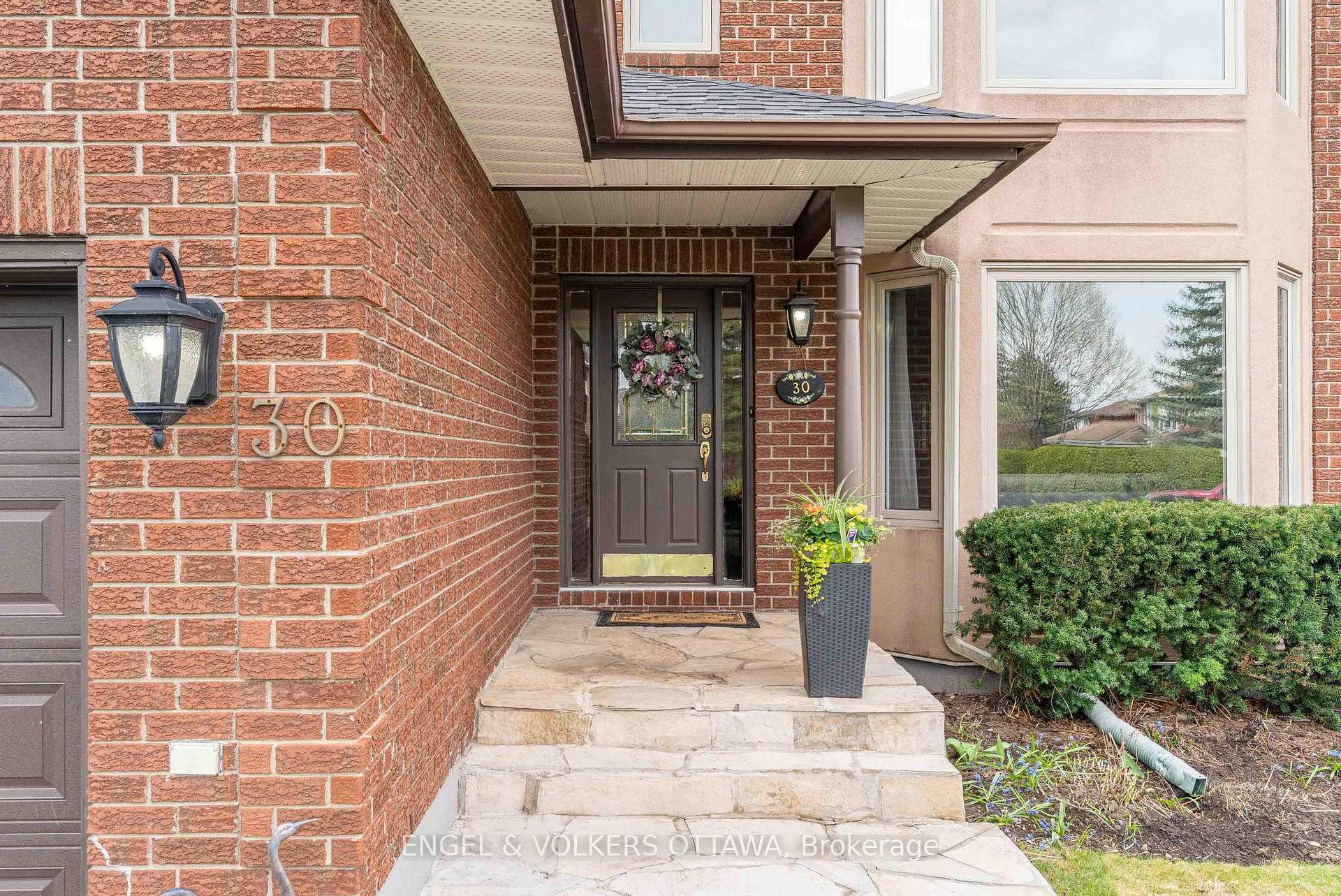 30 Huntings End Avenue, Kanata — photo 2 of 5