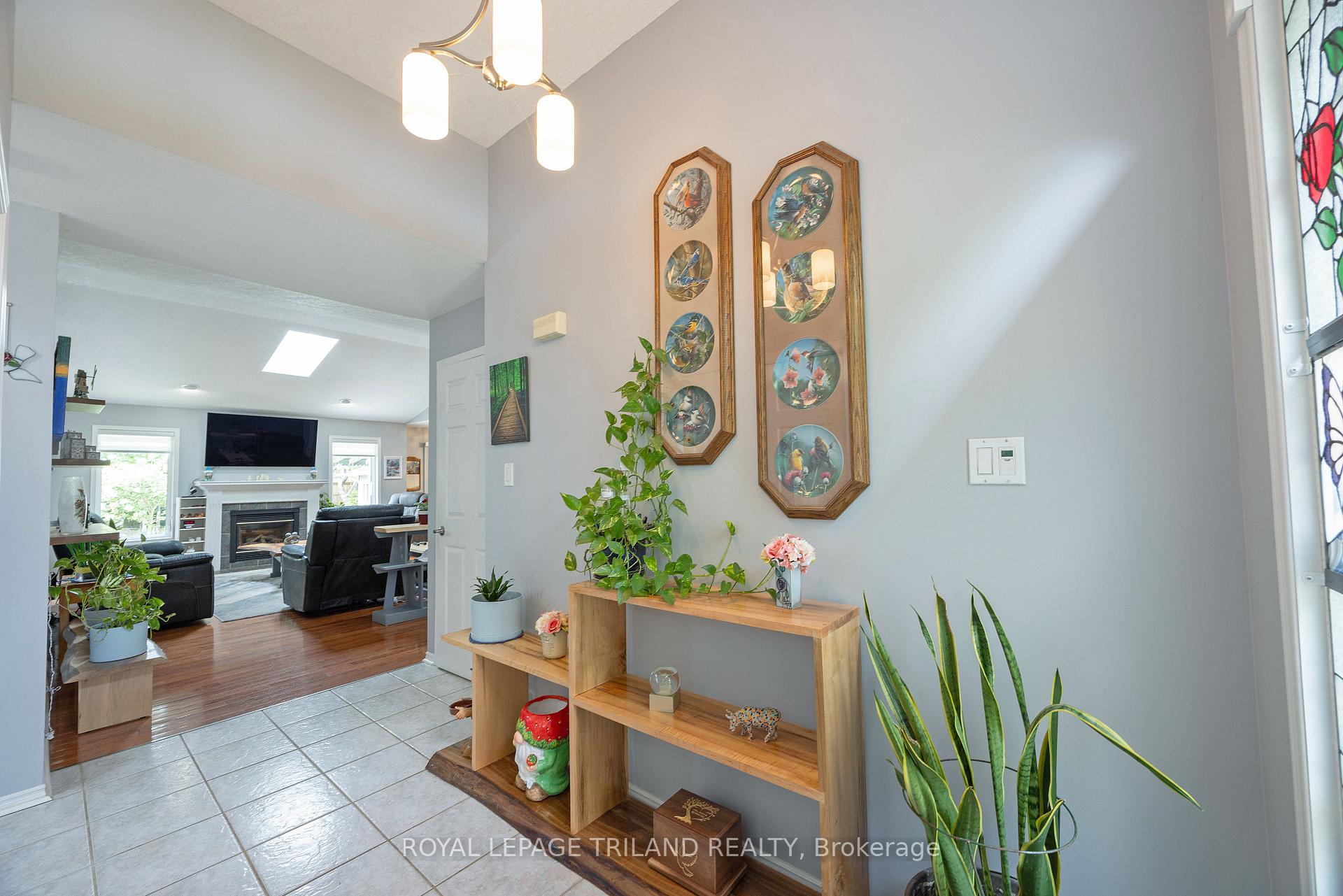 557 Inverness Avenue, London North — photo 3 of 5