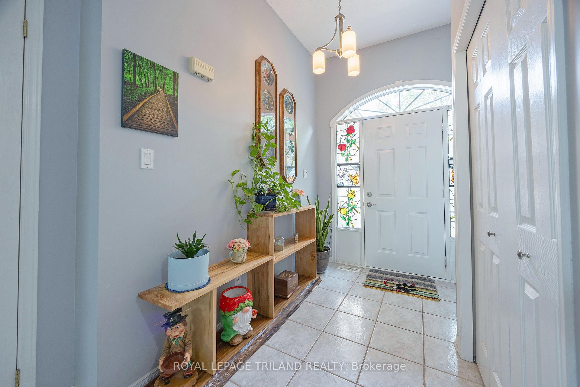 557 Inverness Avenue, London North — photo 4 of 5