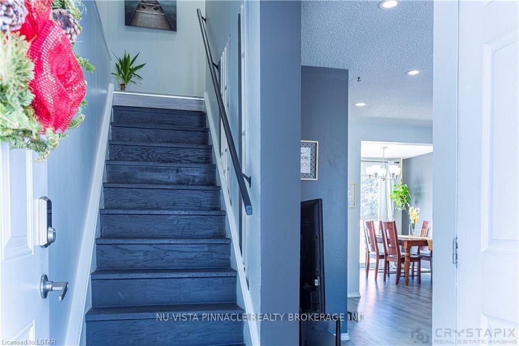 7 Ranchwood Crescent, London North — photo 4 of 5