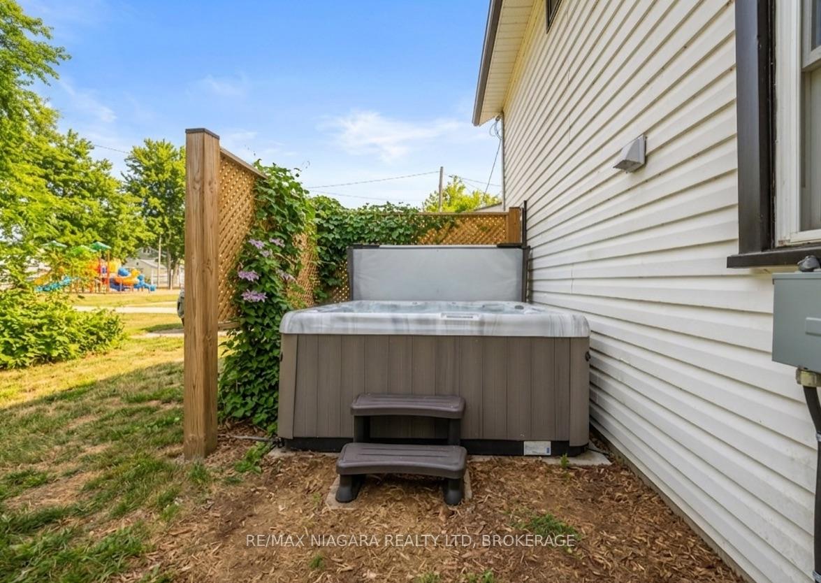 248 W LINCOLN Road W, Fort Erie — photo 2 of 5