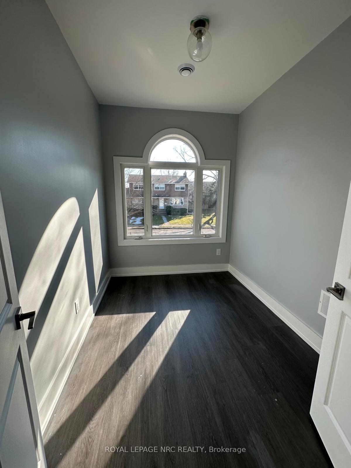 58 Griffith Street LOWER, Welland — photo 2 of 5