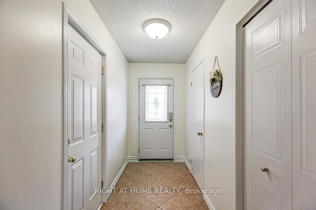 402 Lausanne Crescent, Waterloo — photo 3 of 5