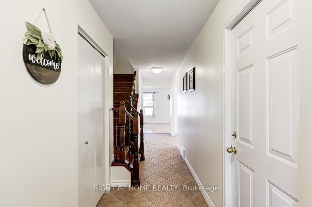 402 Lausanne Crescent, Waterloo — photo 4 of 5