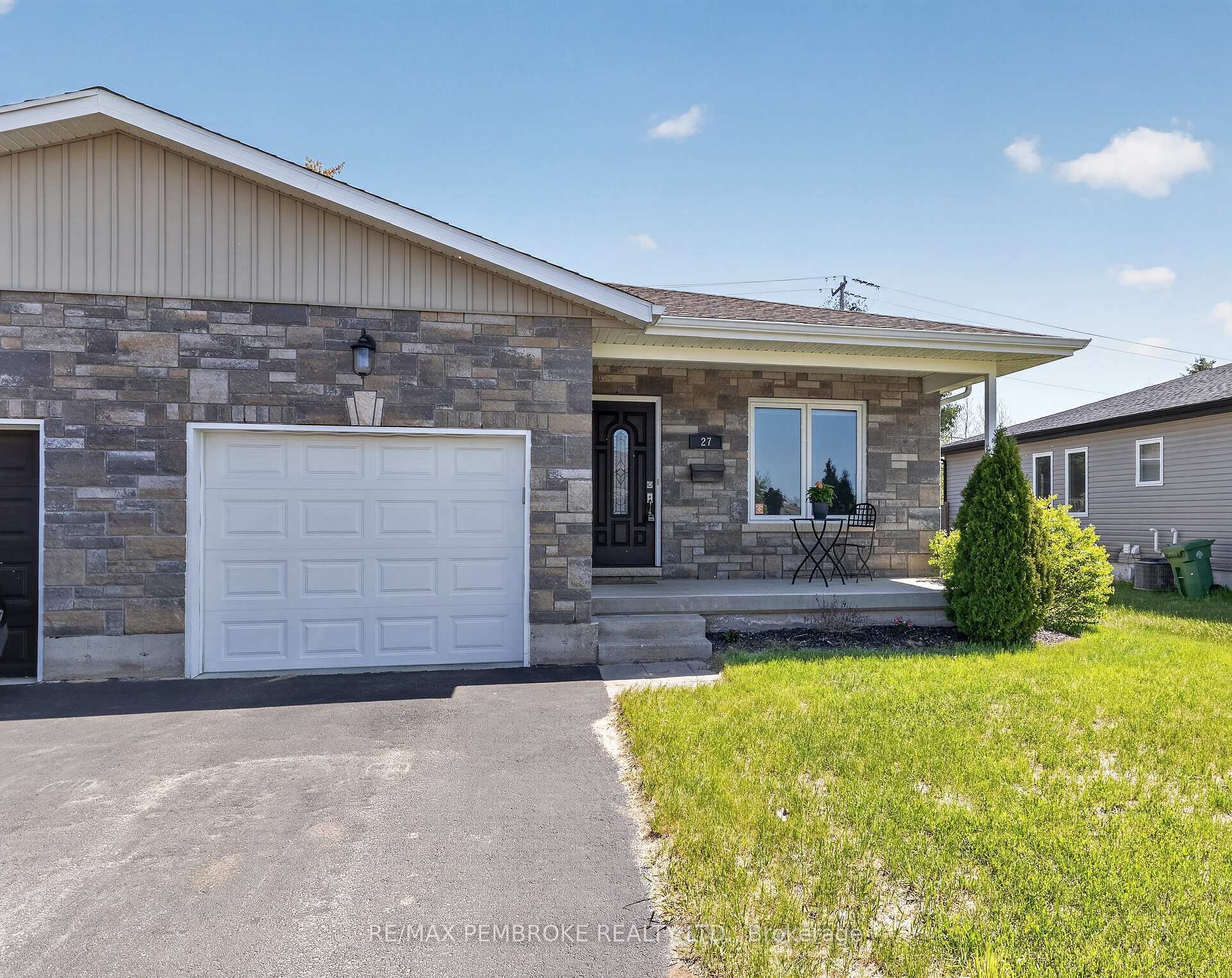 27 NOBLE Crescent, Petawawa — photo 2 of 5