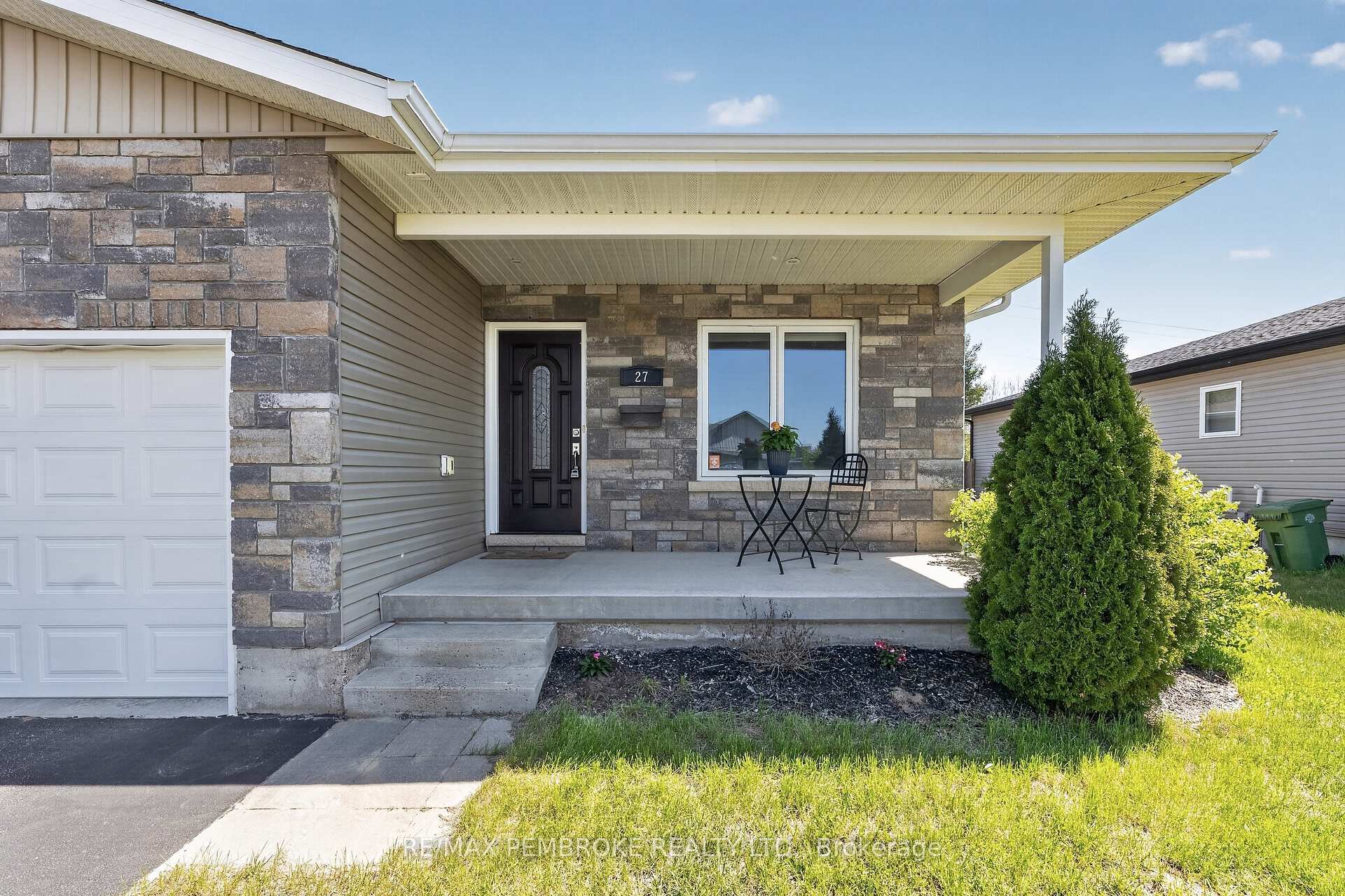 27 NOBLE Crescent, Petawawa — photo 3 of 5