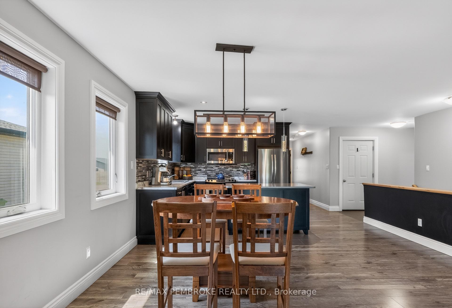 27 NOBLE Crescent, Petawawa — photo 5 of 5
